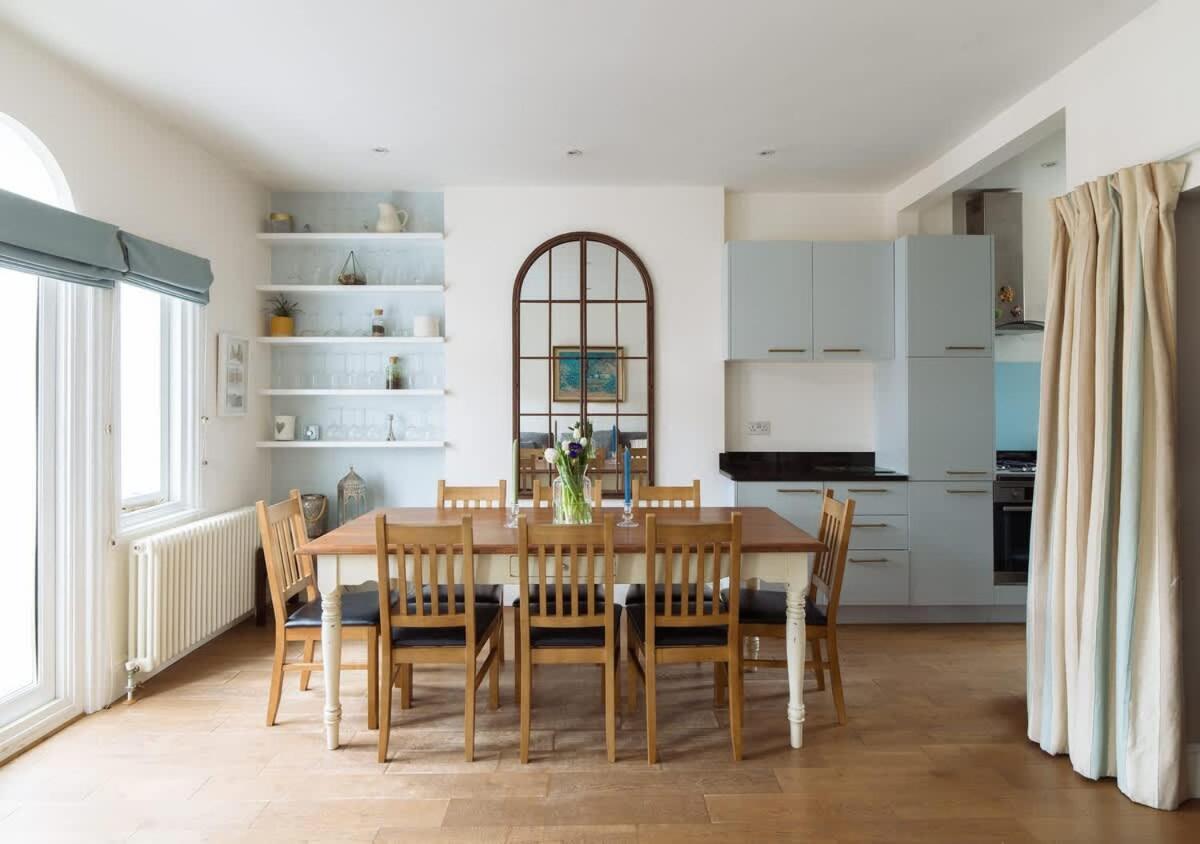 Barons Court 3 Bed, 50 Meters From Queens Tennis Club Apartment *