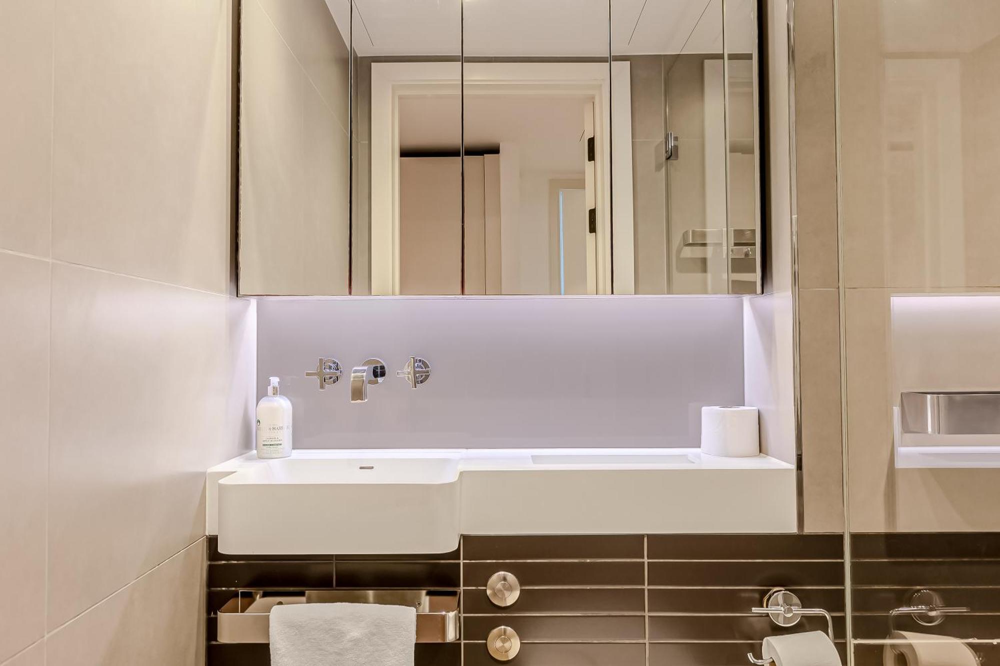 Radiant 2bdr With Balcony In Luxury Building Leilighet
