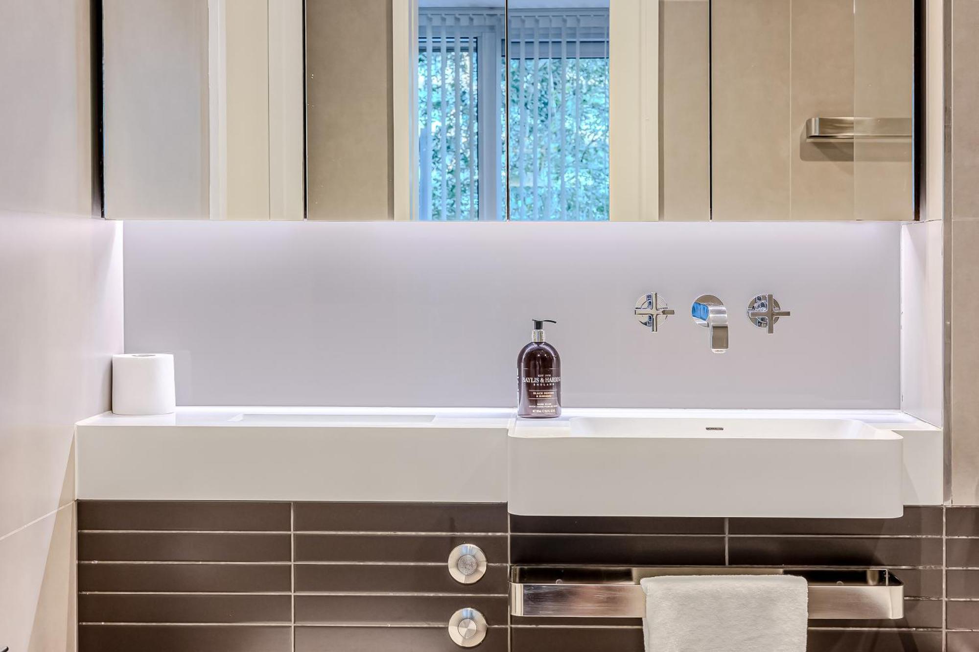 Radiant 2bdr With Balcony In Luxury Building Leilighet *