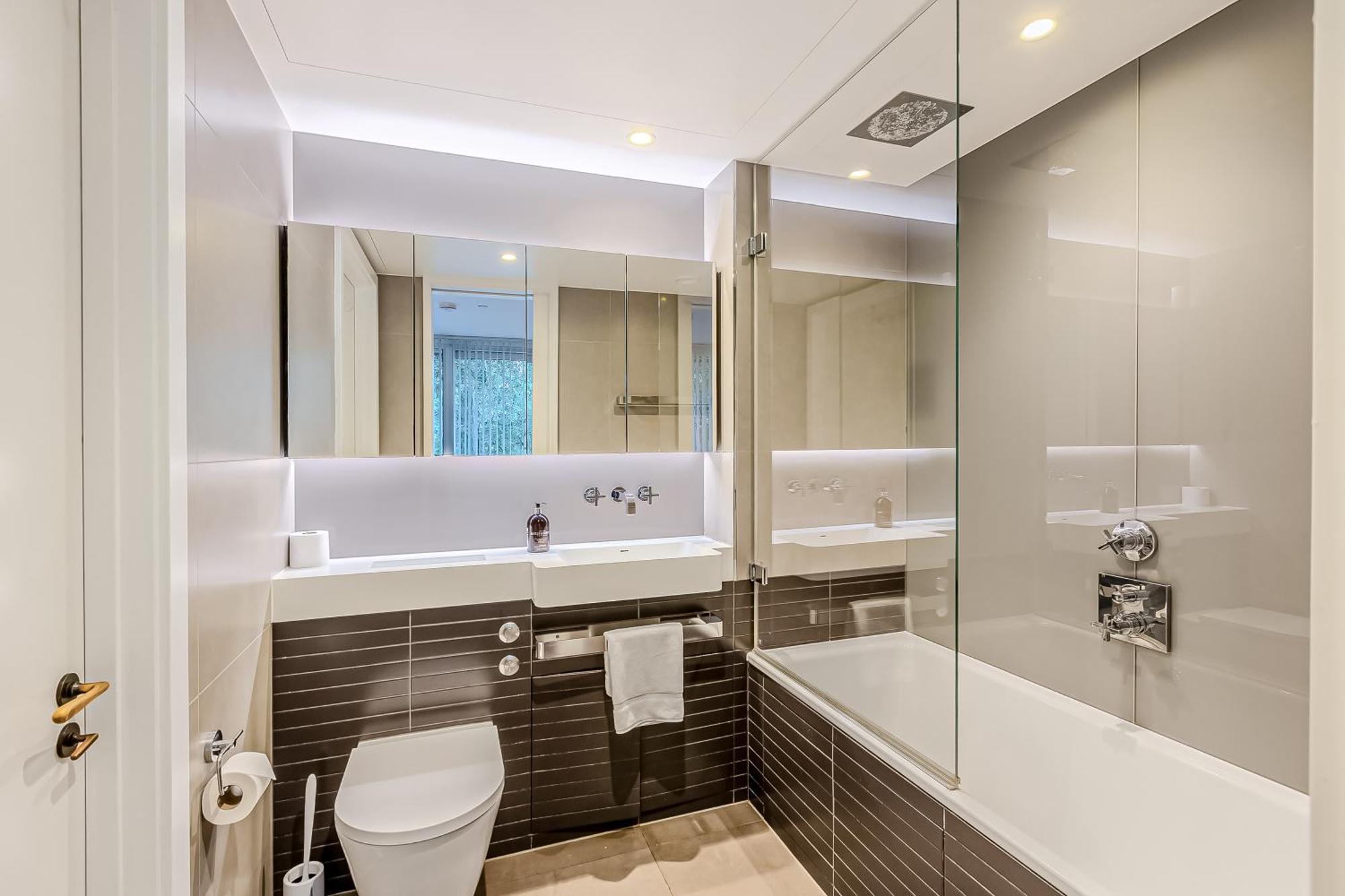 Radiant 2bdr With Balcony In Luxury Building Leilighet London