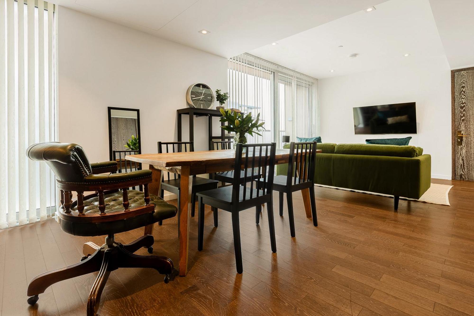 Radiant 2bdr With Balcony In Luxury Building Leilighet London