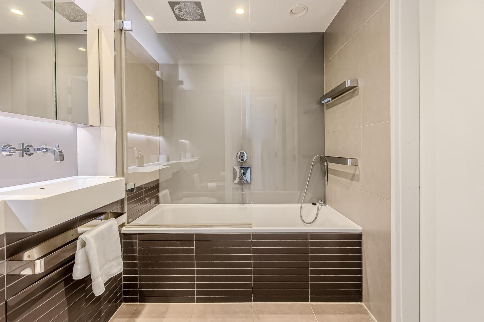 Radiant 2bdr With Balcony In Luxury Building Leilighet