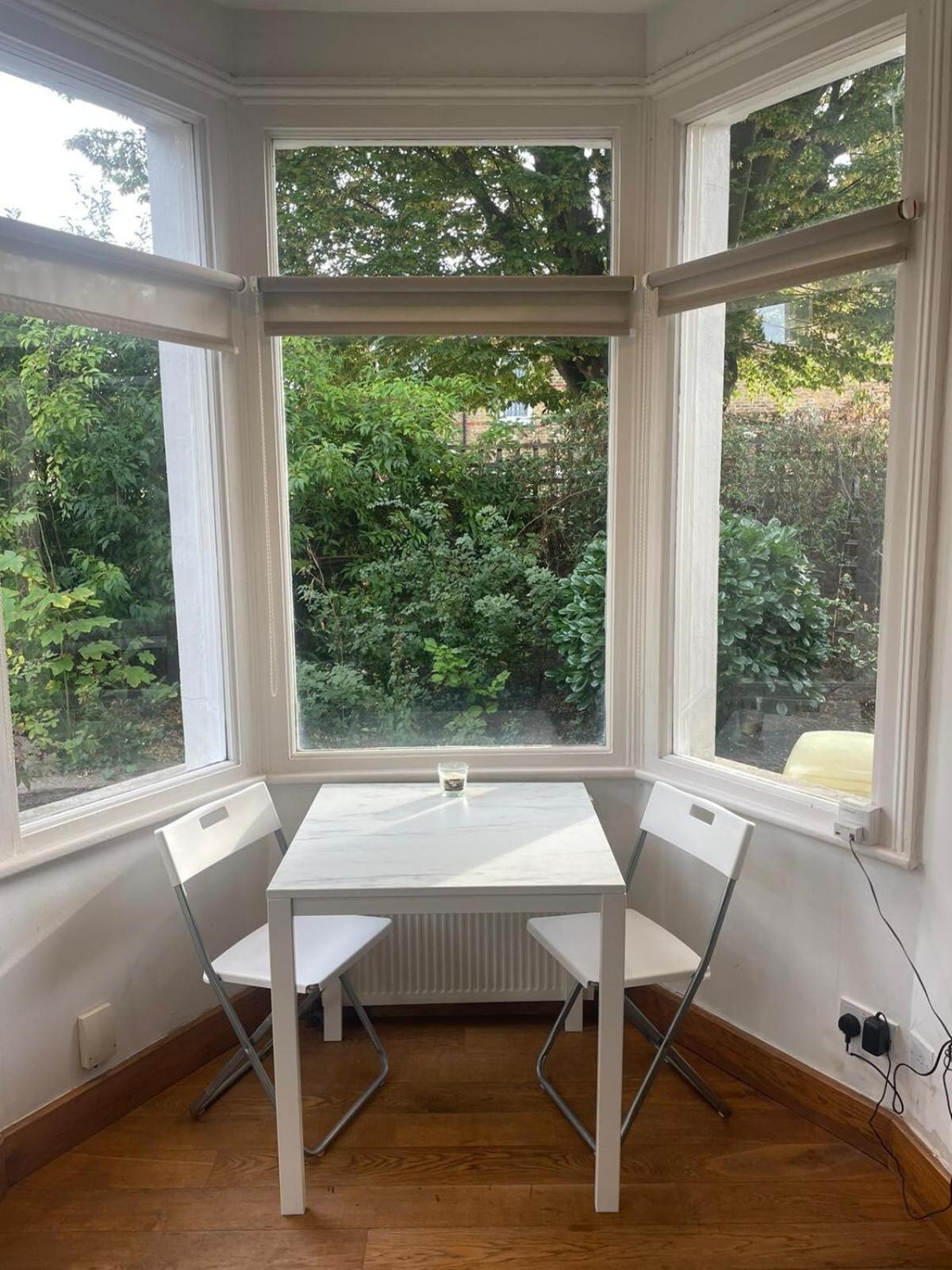 Charming 10 Mins From * London