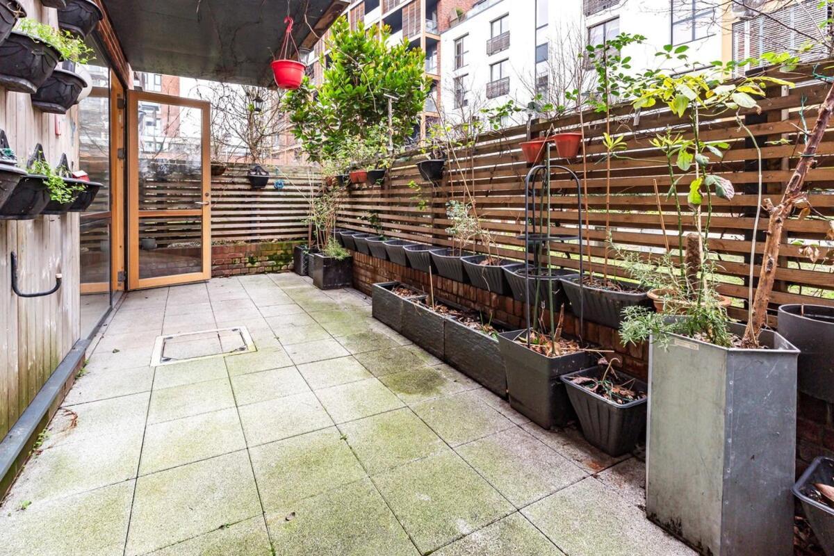 Cozy 2 Bedrooms, Devons Rd Dlr Leilighet London