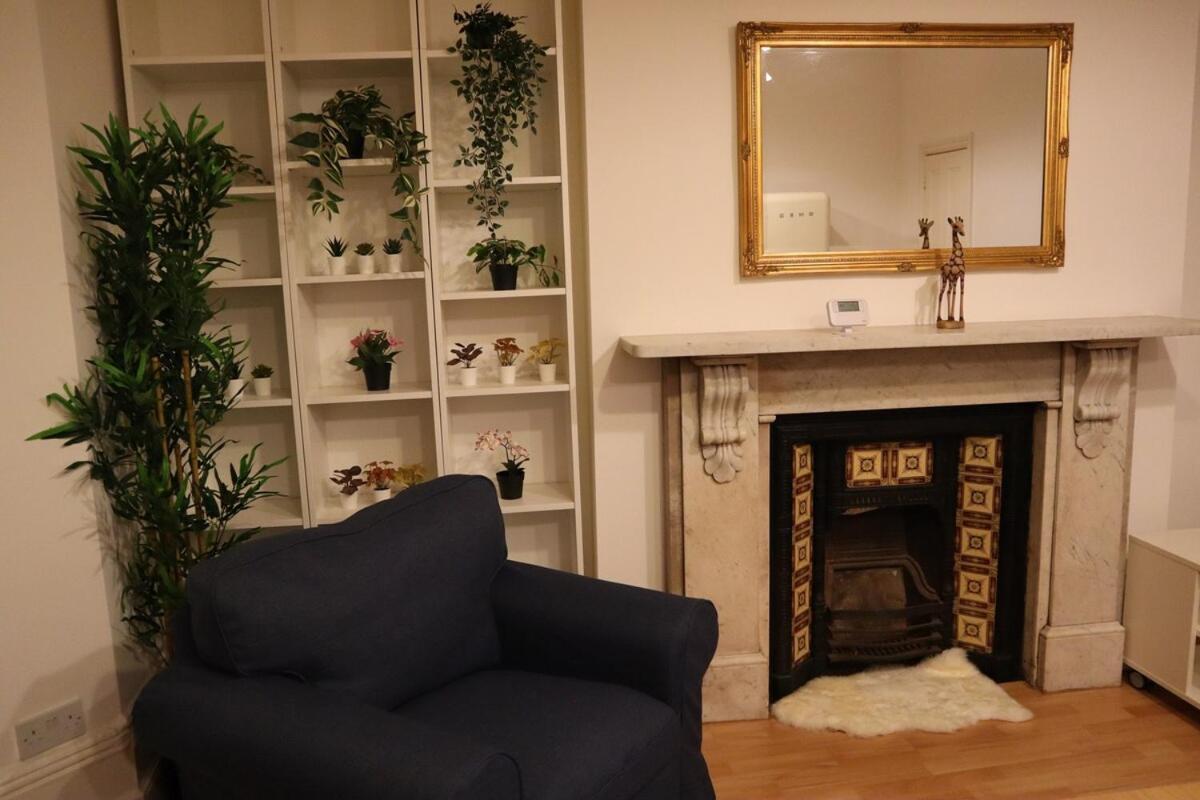 Stylish One Bed Flat In Brook * London