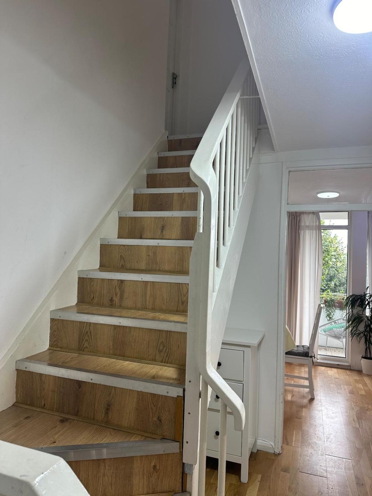 Simple And Tidy - Short Walk To Kennington & Oval Station Londen
