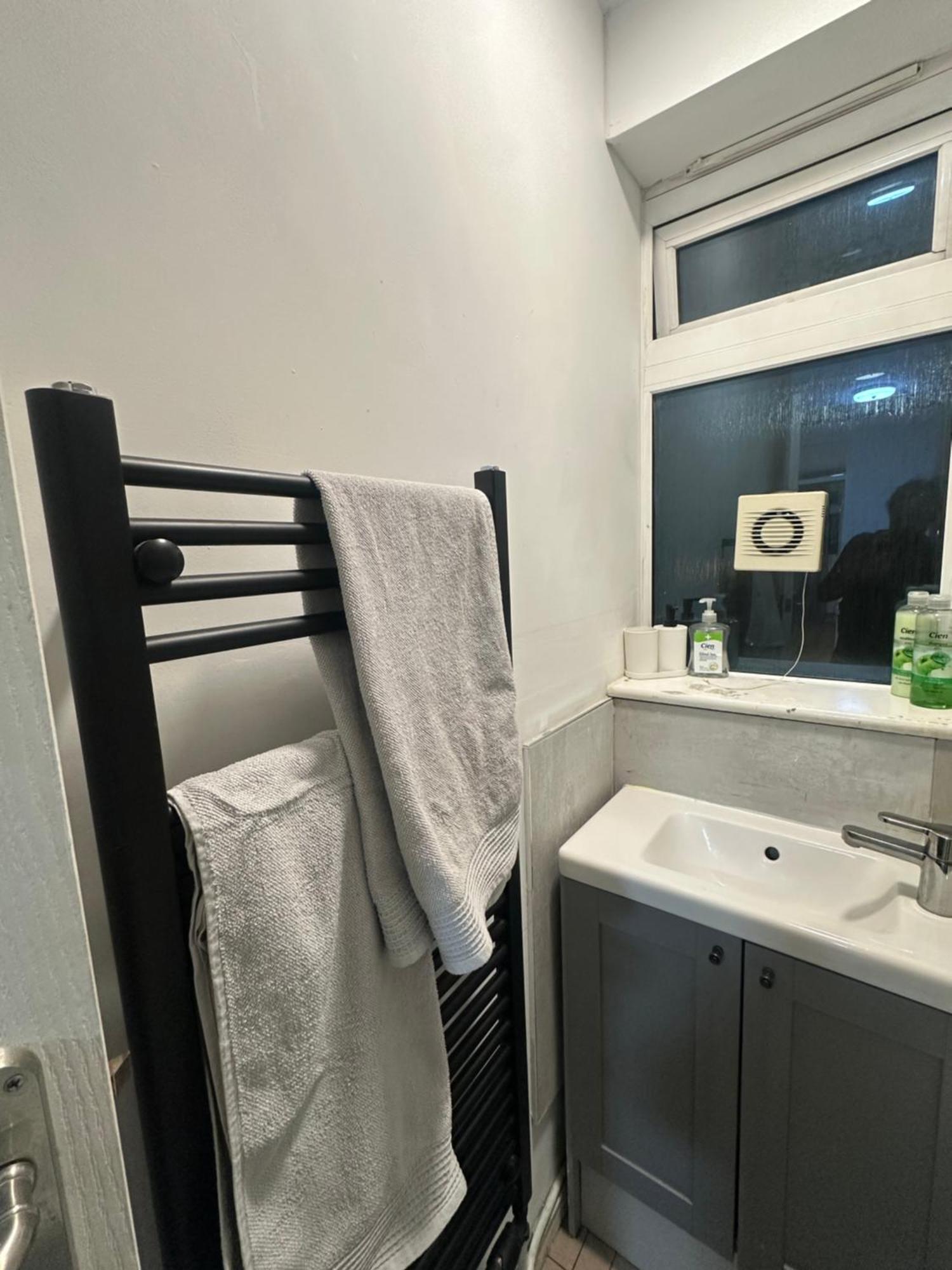 Simple And Tidy - Short Walk To Kennington & Oval Station Appartement Londen