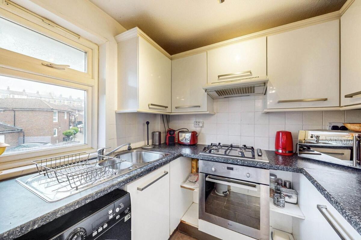 1-br Flat With Easy Tube Access Nine Elms * Londen
