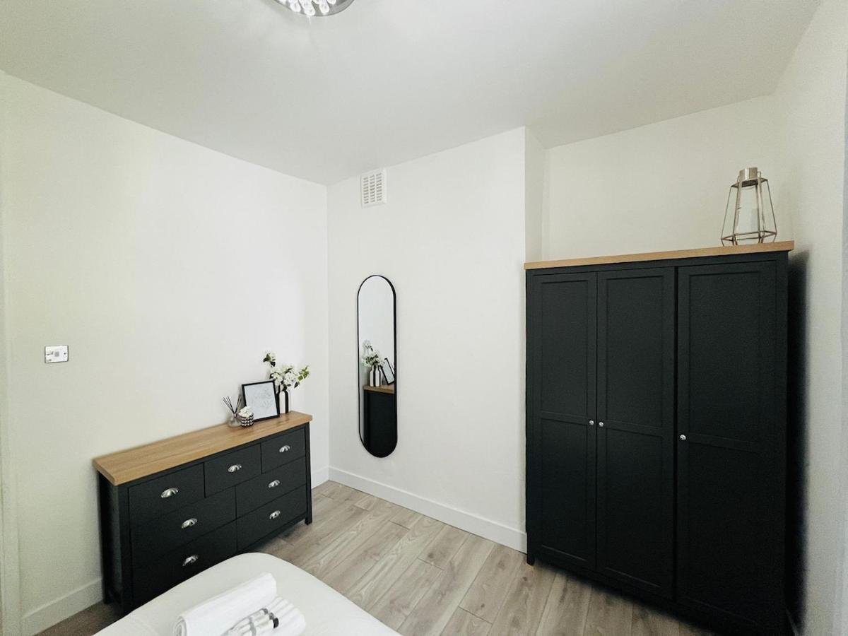 Newly Refurbished Flat In The Heart Of Lägenhet London