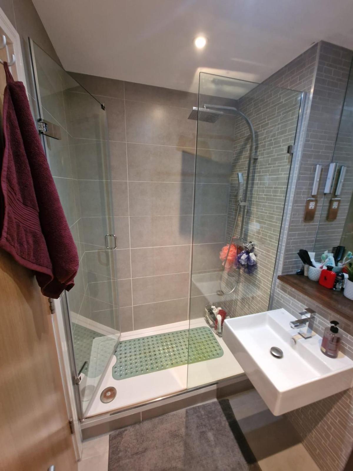 1 Bed Flat At Forest Hill Station