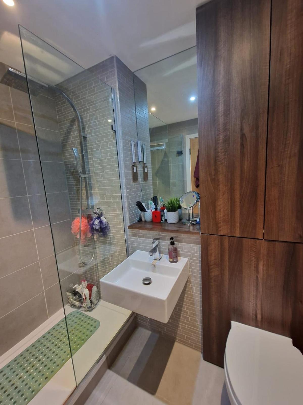 1 Bed Flat At Forest Hill Station *