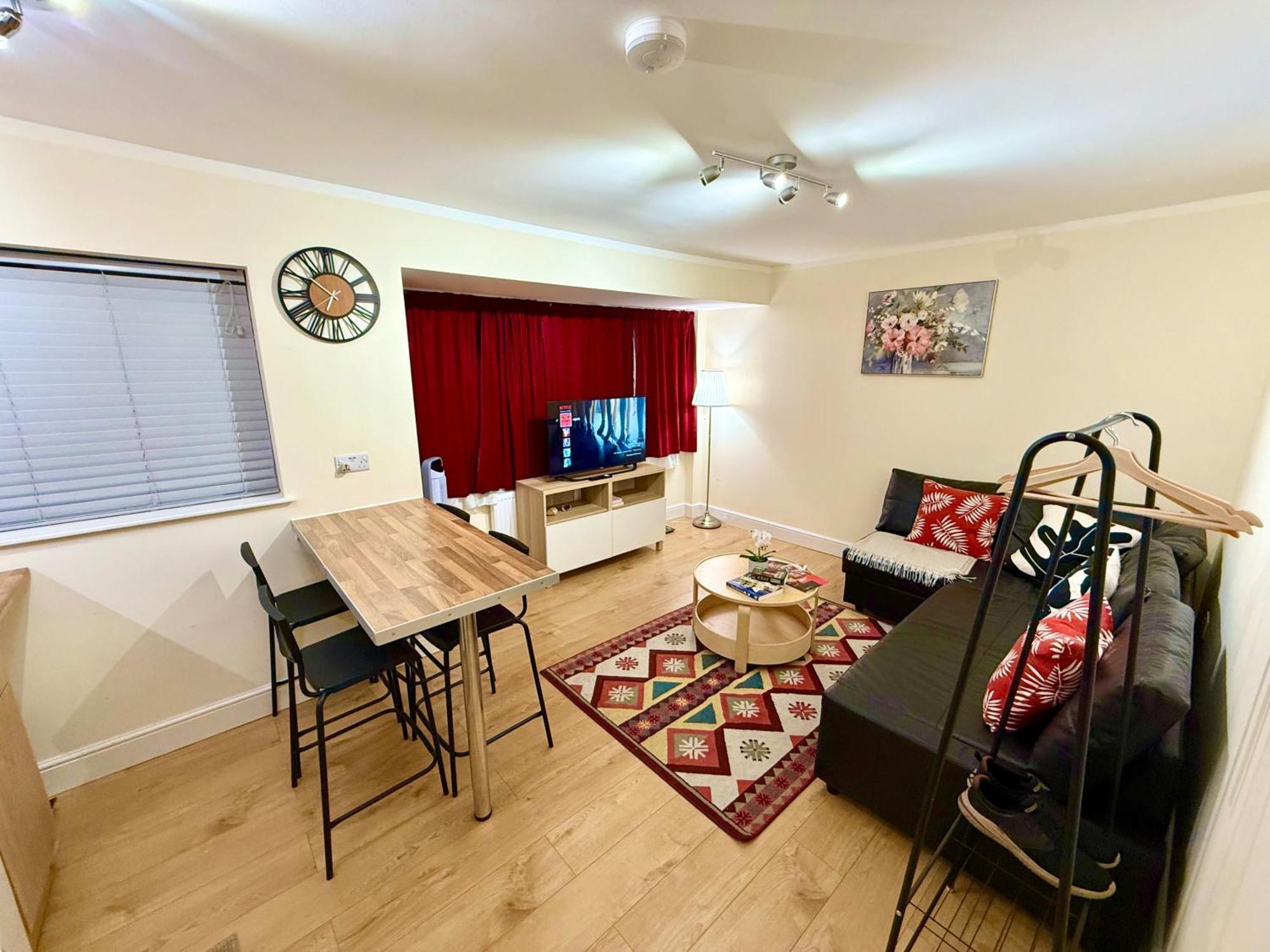 1bf-sleeps4-freeparking-pets-wifi- *