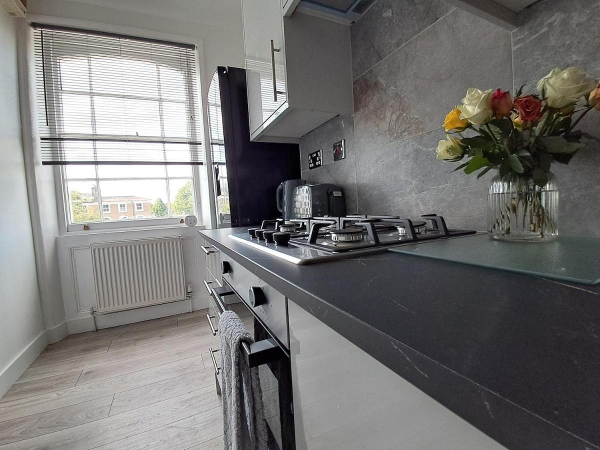 Newly Refurbished Flat In The Heart Of Lägenhet London