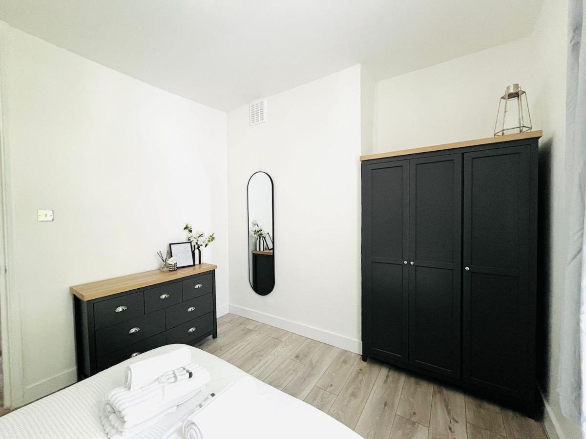Newly Refurbished Flat In The Heart Of Lägenhet London