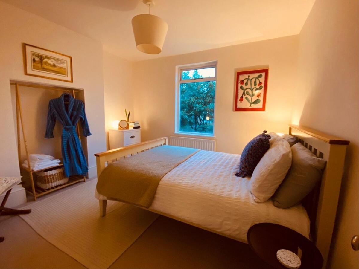 Stunning Home, Garden, Parking & Close Train Stations Lägenhet