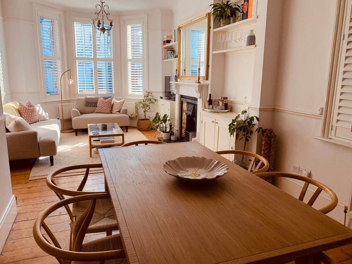 Stunning Home, Garden, Parking & Close Train Stations Lägenhet *