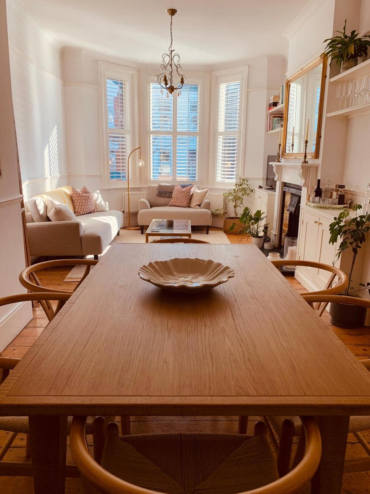 Stunning Home, Garden, Parking & Close Train Stations Lägenhet