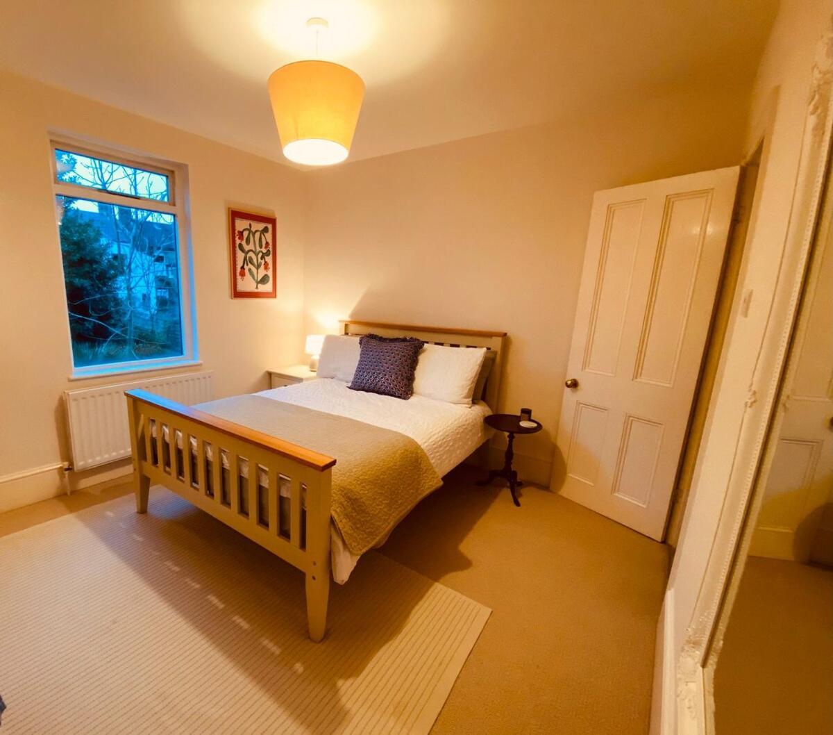 Lägenhet Stunning Home, Garden, Parking & Close Train Stations