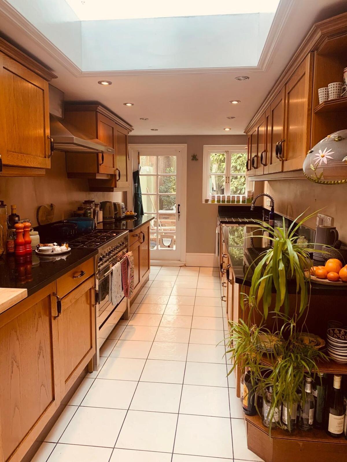 Stunning Home, Garden, Parking & Close Train Stations Lägenhet London