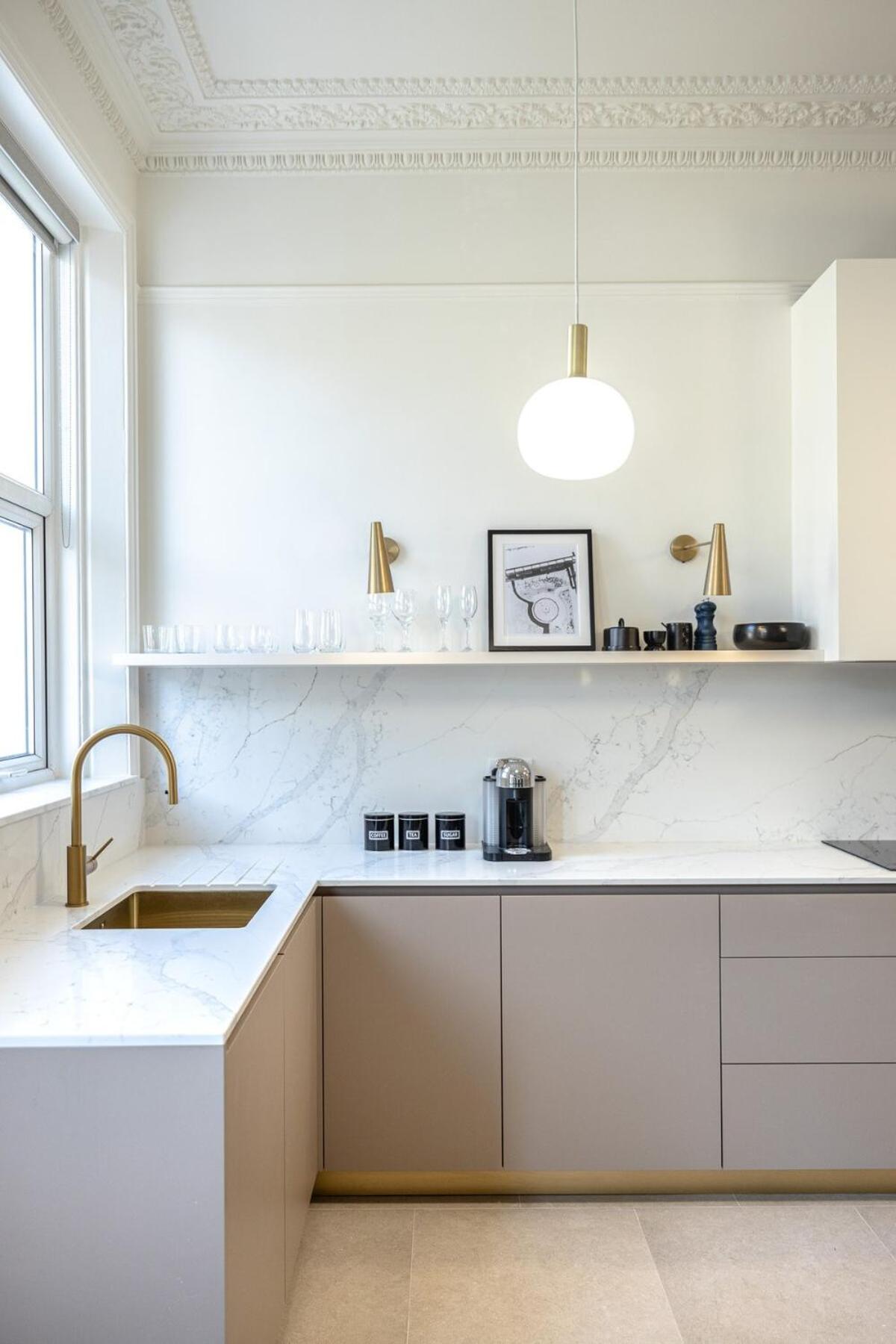 Elegant 1 Bed Kensington Flat- Sleeps 4 *