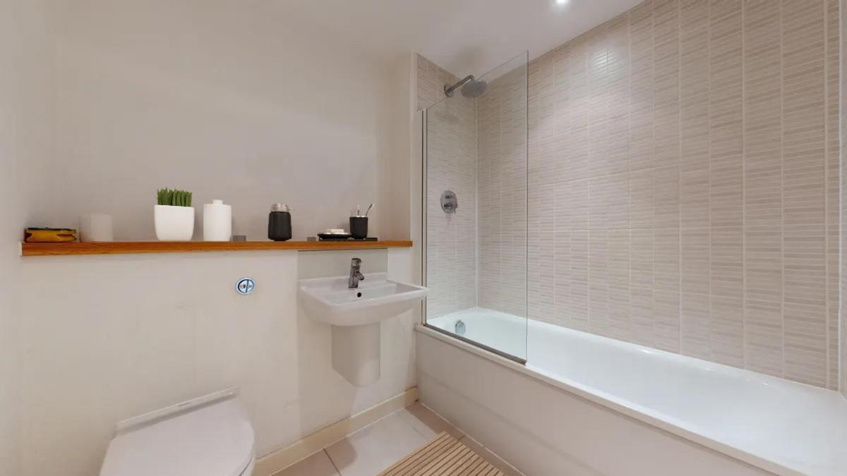 Londwell, & Limehouse Balcony Flat - Skyline Views Apartment *