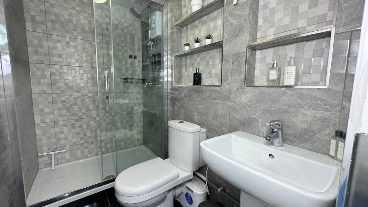 Cosy 2 Bedroom Modern London