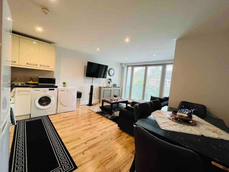 - Flat In Lägenhet London