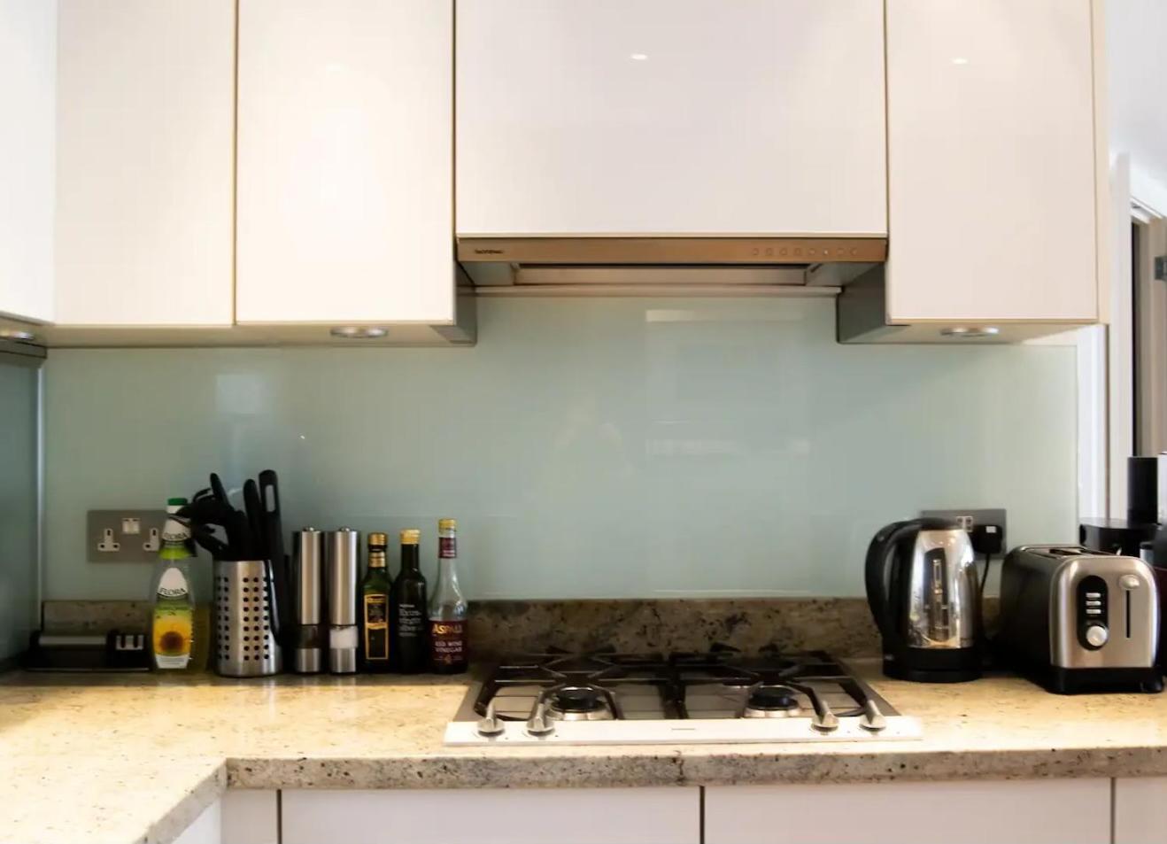 Modern 2 Bedroom With Balcony Near Oxford Street Appartement