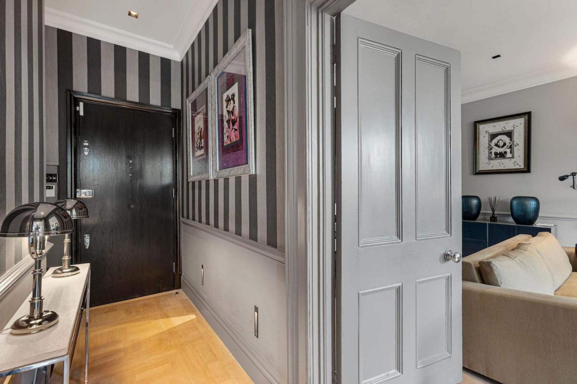 Spacious 2 Bedroom In Cadogan Square Leilighet London