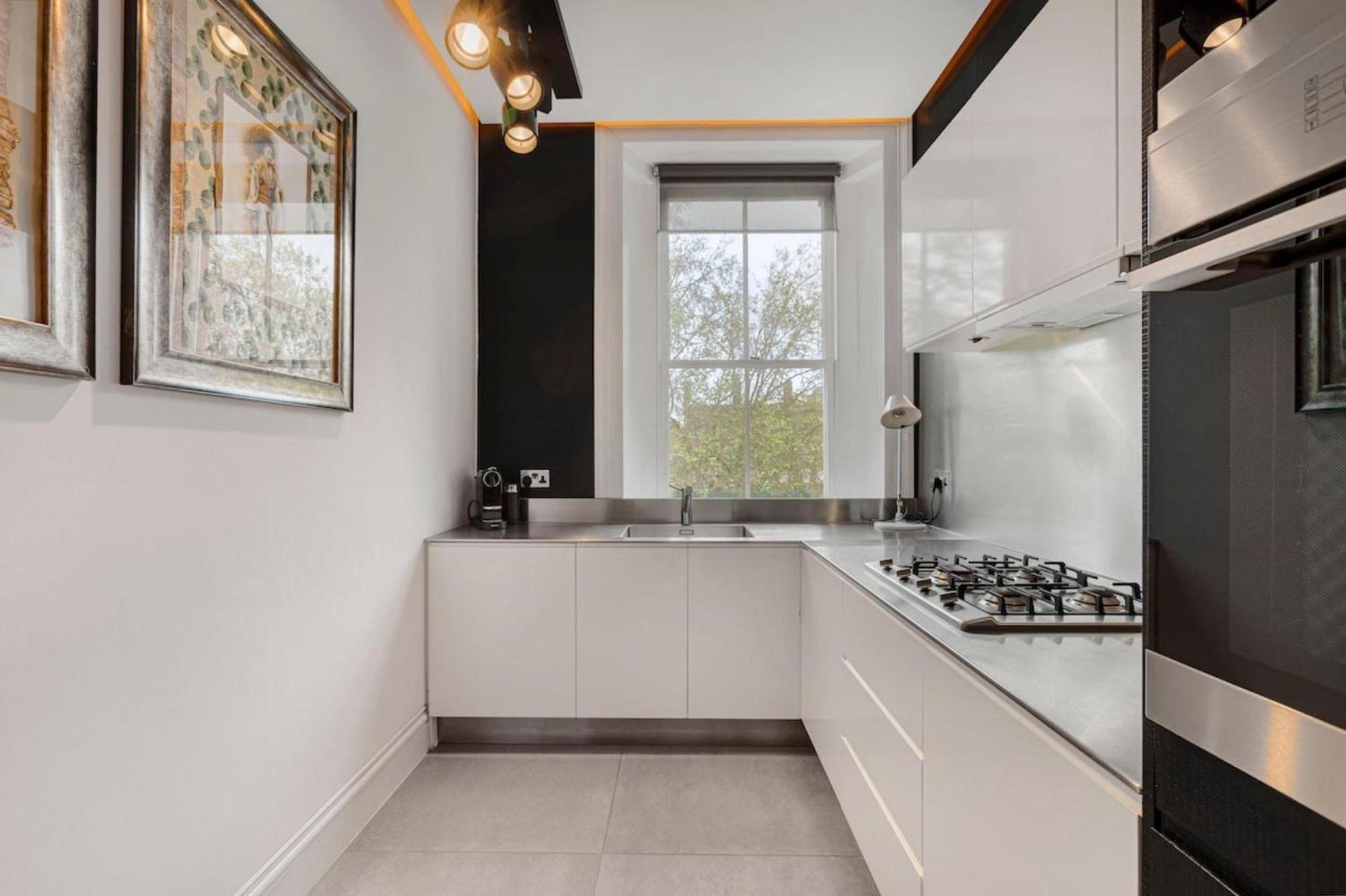 Spacious 2 Bedroom In Cadogan Square Leilighet London