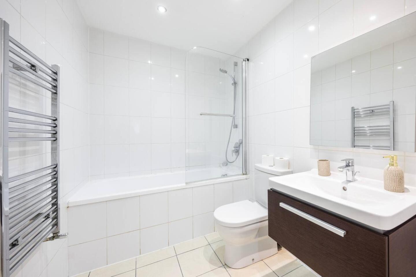 Chic Steps From Liverpool Street Semesterbostad London
