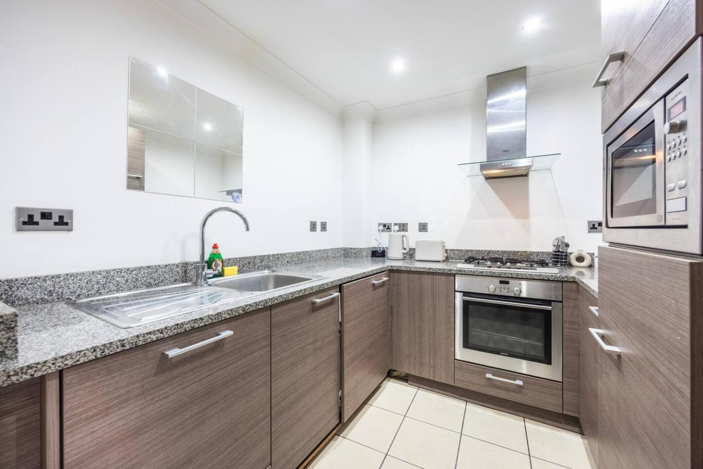 Chic Steps From Liverpool Street Holiday home London