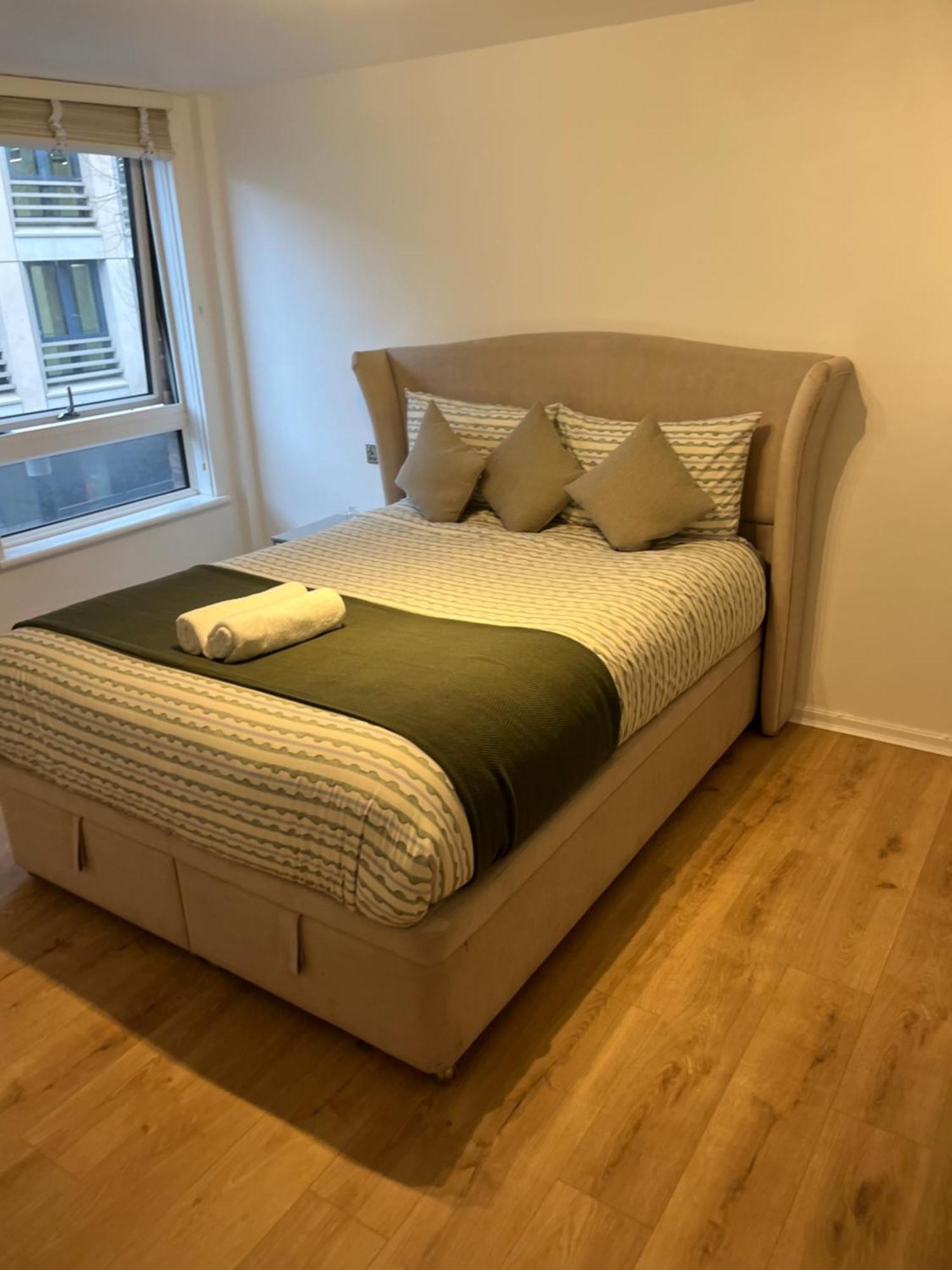 Facing Covent Garden Station Apartment *