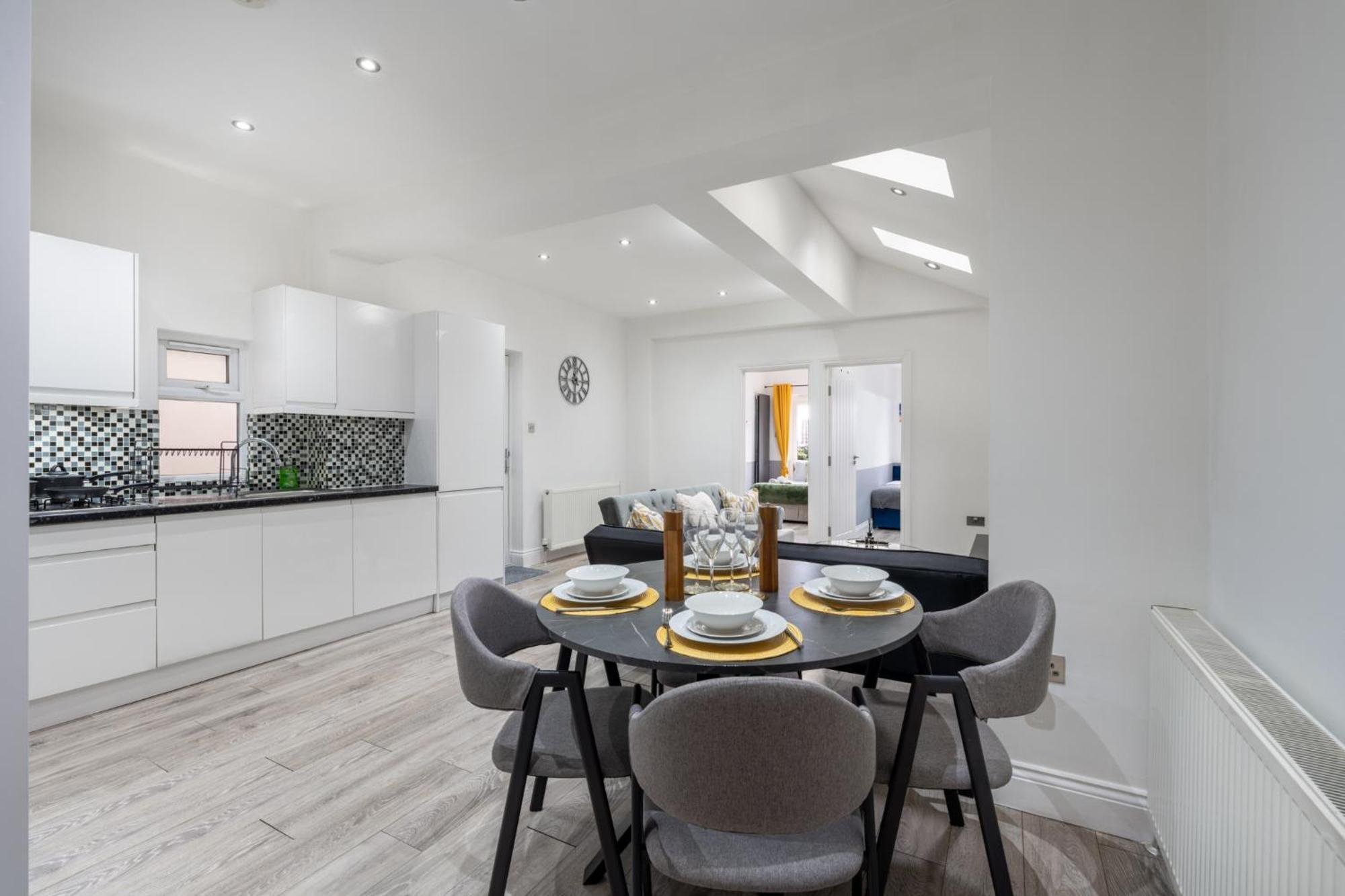 Semesterbostad Spacious & Comfortable 3-bedroom Retreat In Nw10 *