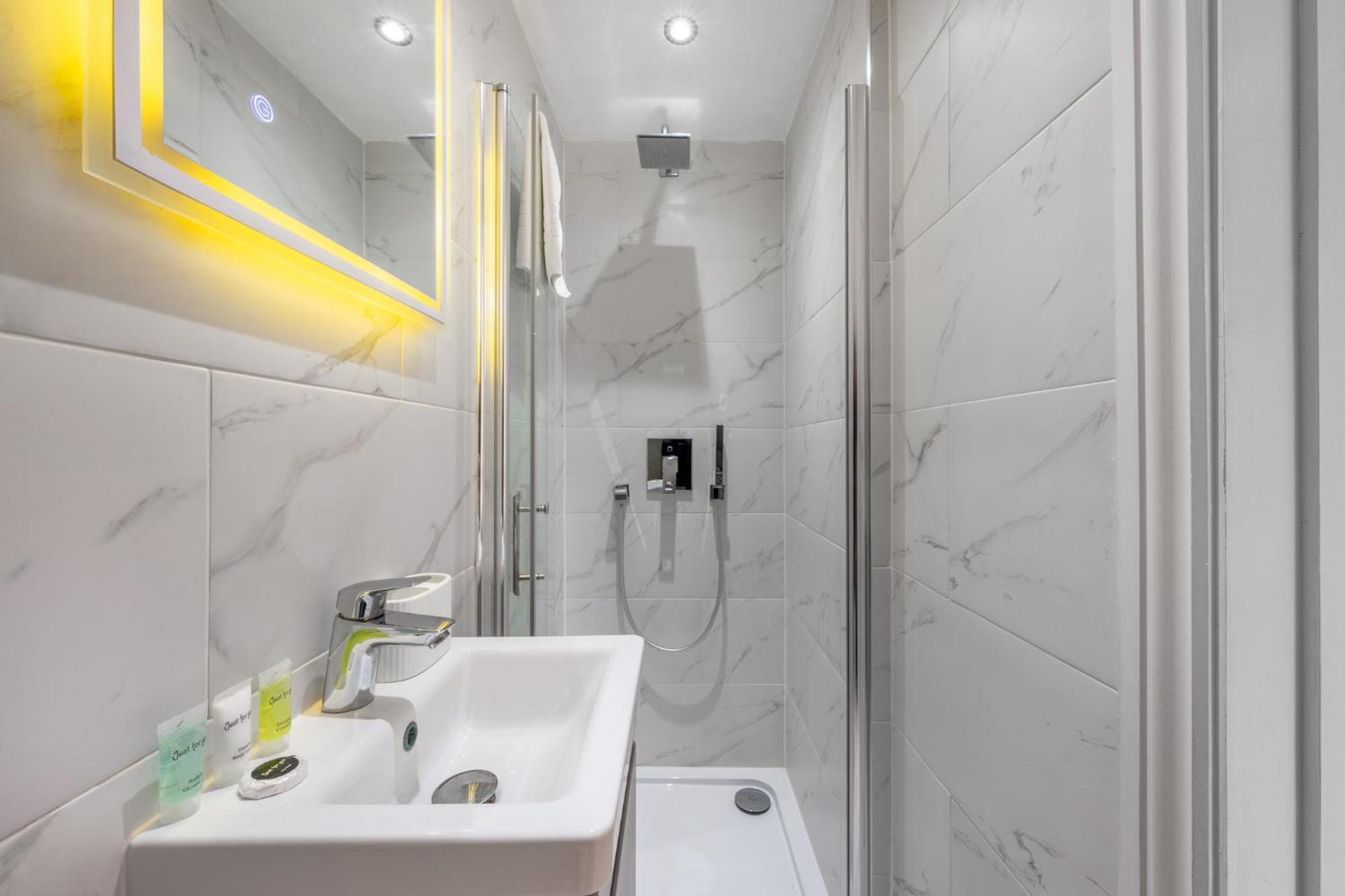 Spacious & Comfortable 3-bedroom Retreat In Nw10 Semesterbostad *