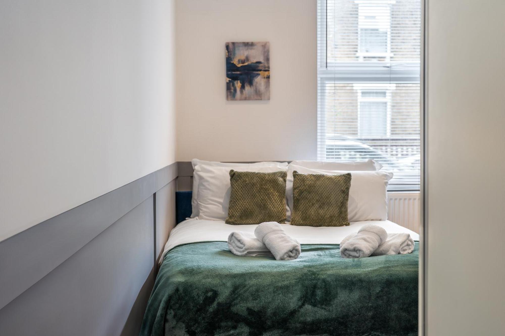 Spacious & Comfortable 3-bedroom Retreat In Nw10 Semesterbostad London