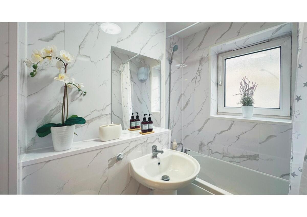 New Large 2 Bed Flat In Lägenhet London