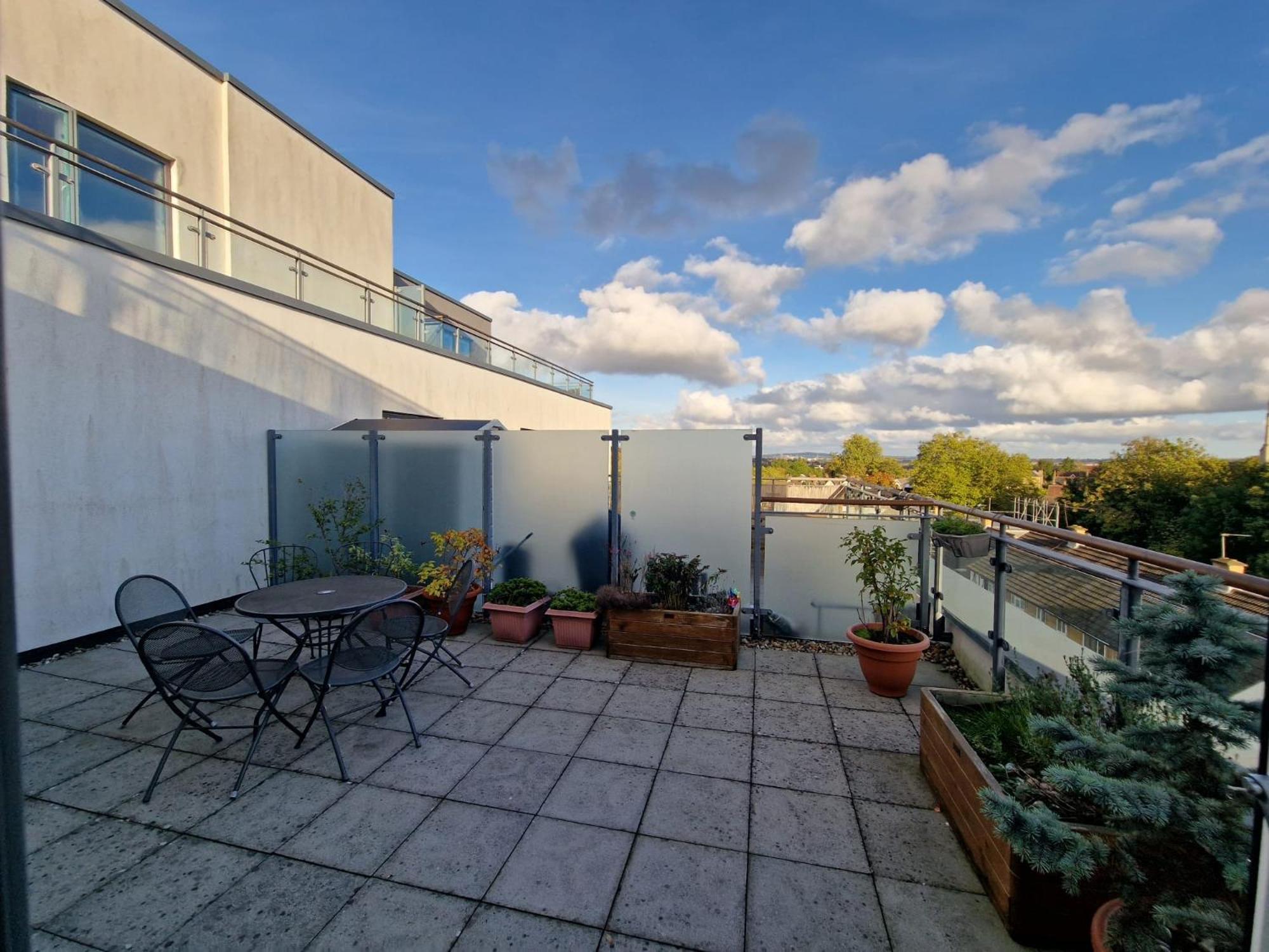 1 Bed Flat At Forest Hill Station
