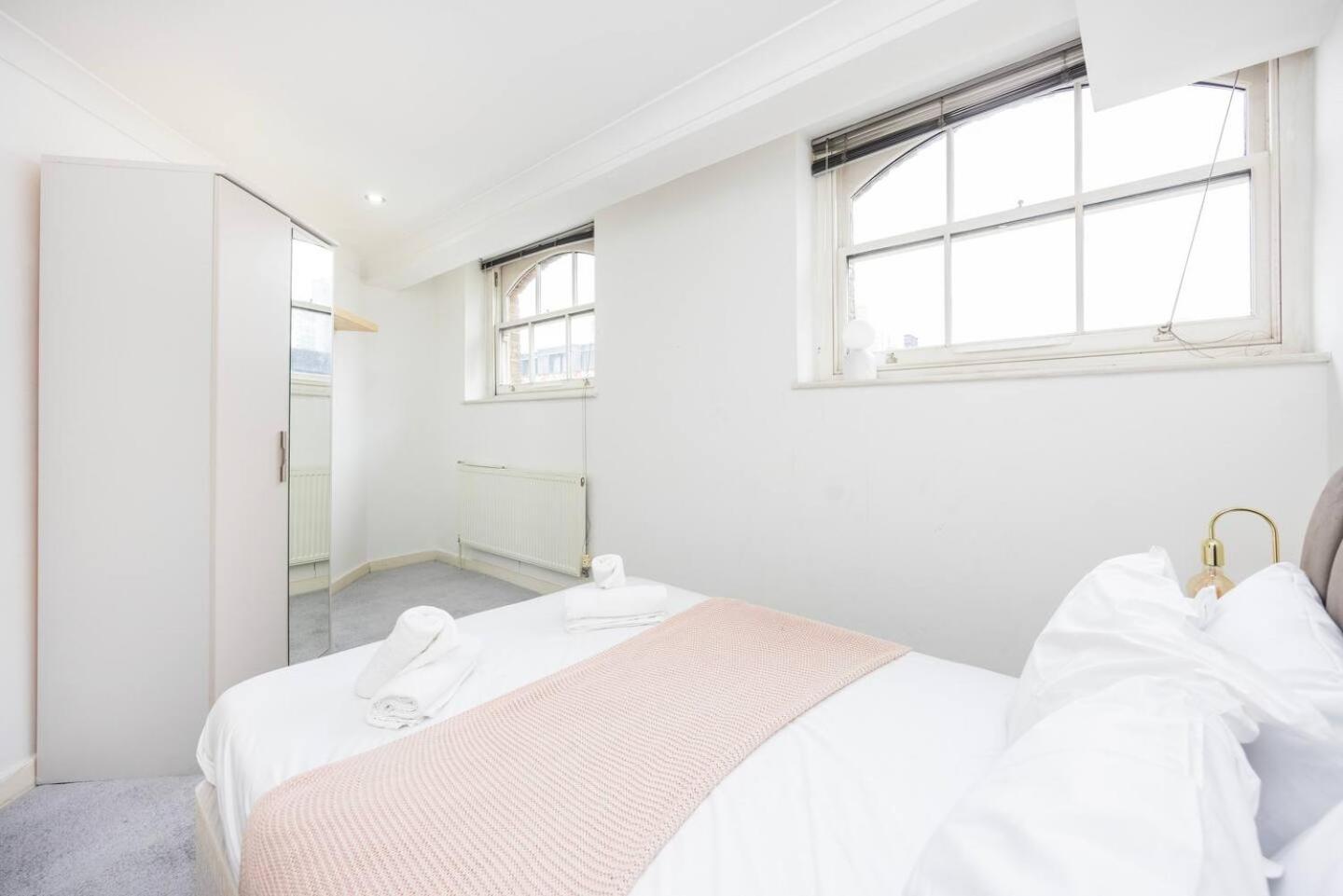 Semesterbostad Chic Steps From Liverpool Street London