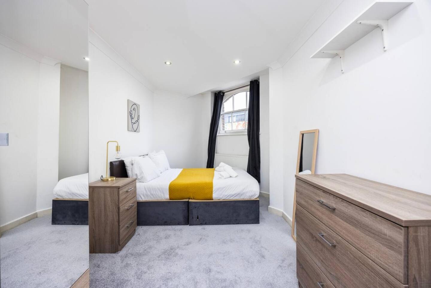 Holiday home Chic Steps From Liverpool Street *