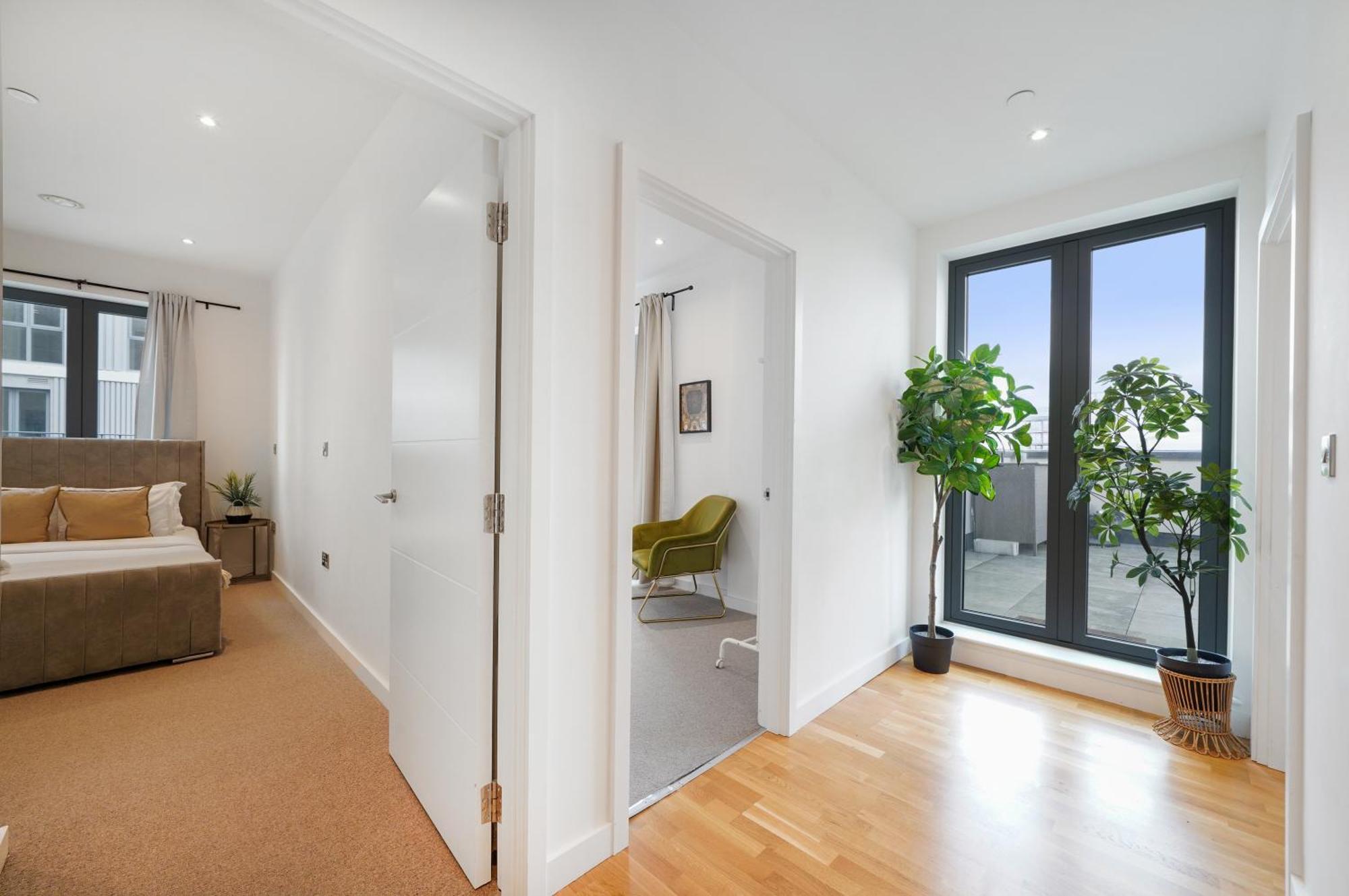 Chic 3-bedroom Flat With Private Balcony In Battersea London