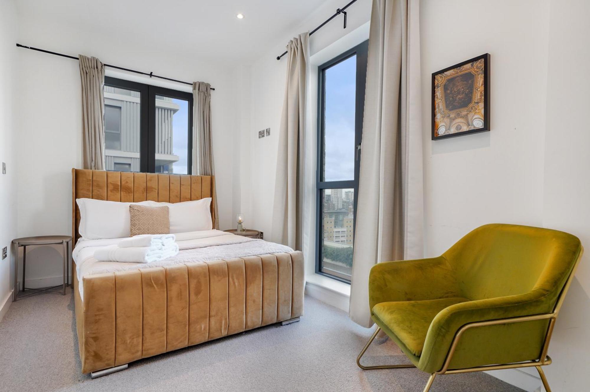 Chic 3-bedroom Flat With Private Balcony In Battersea Apartment