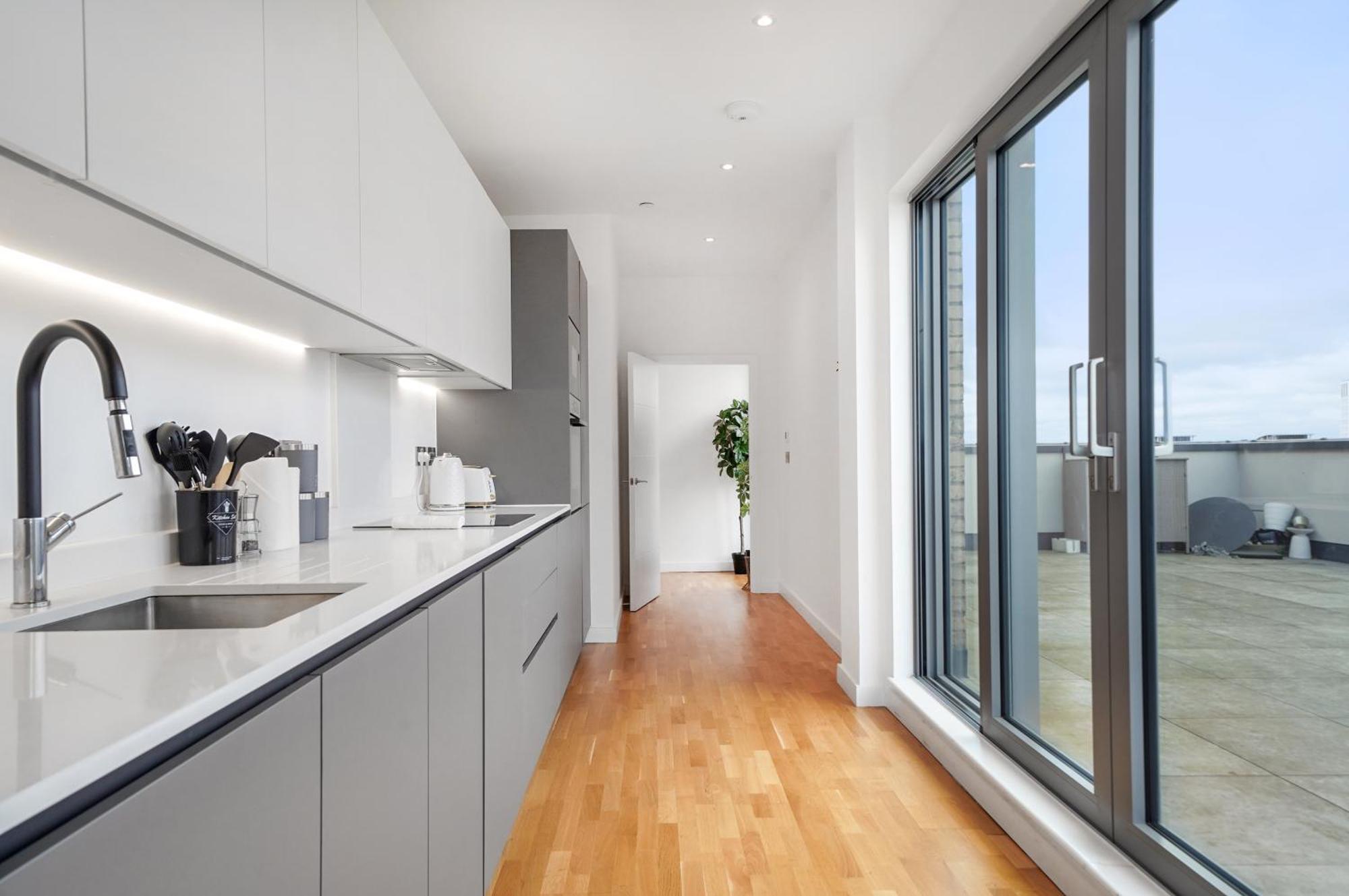 Chic 3-bedroom Flat With Private Balcony In Battersea Apartment *