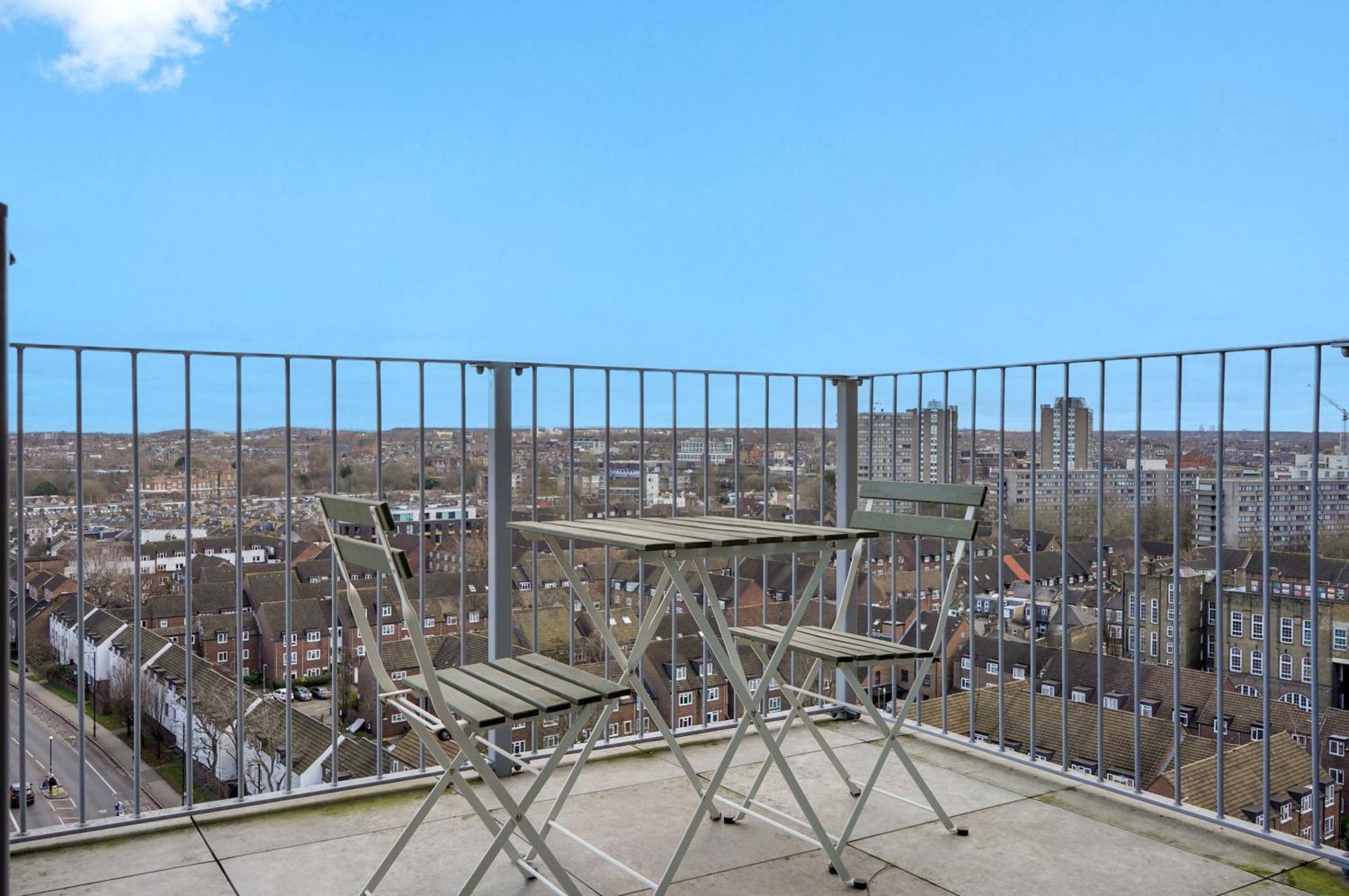 Chic 3-bedroom Flat With Private Balcony In Battersea London