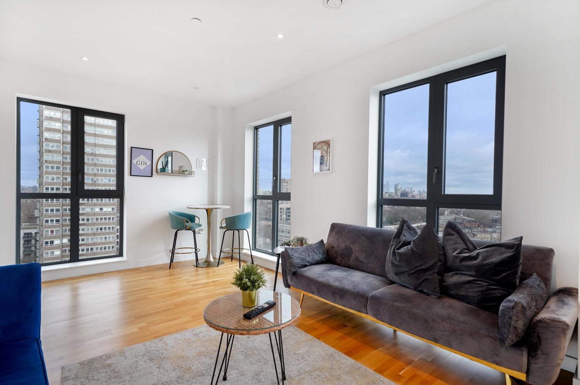Chic 3-bedroom Flat With Private Balcony In Battersea Apartment *
