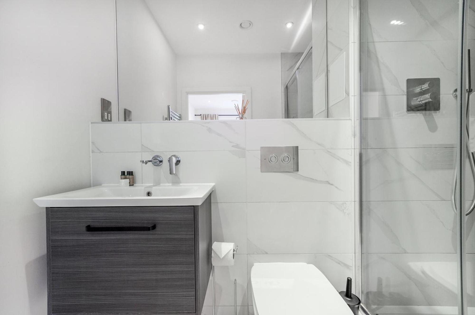 Chic 3-bedroom Flat With Private Balcony In Battersea London
