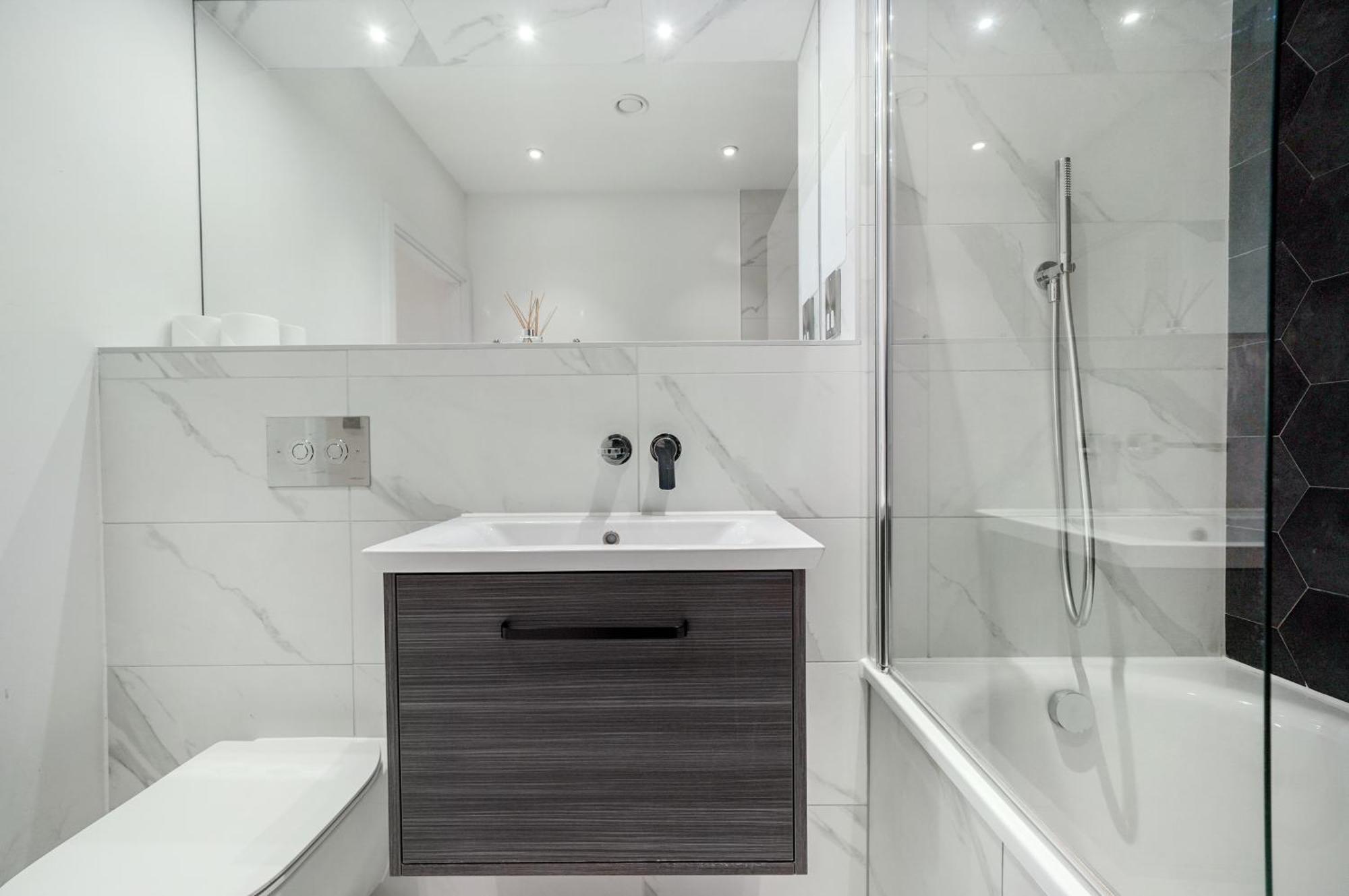 Chic 3-bedroom Flat With Private Balcony In Battersea * London