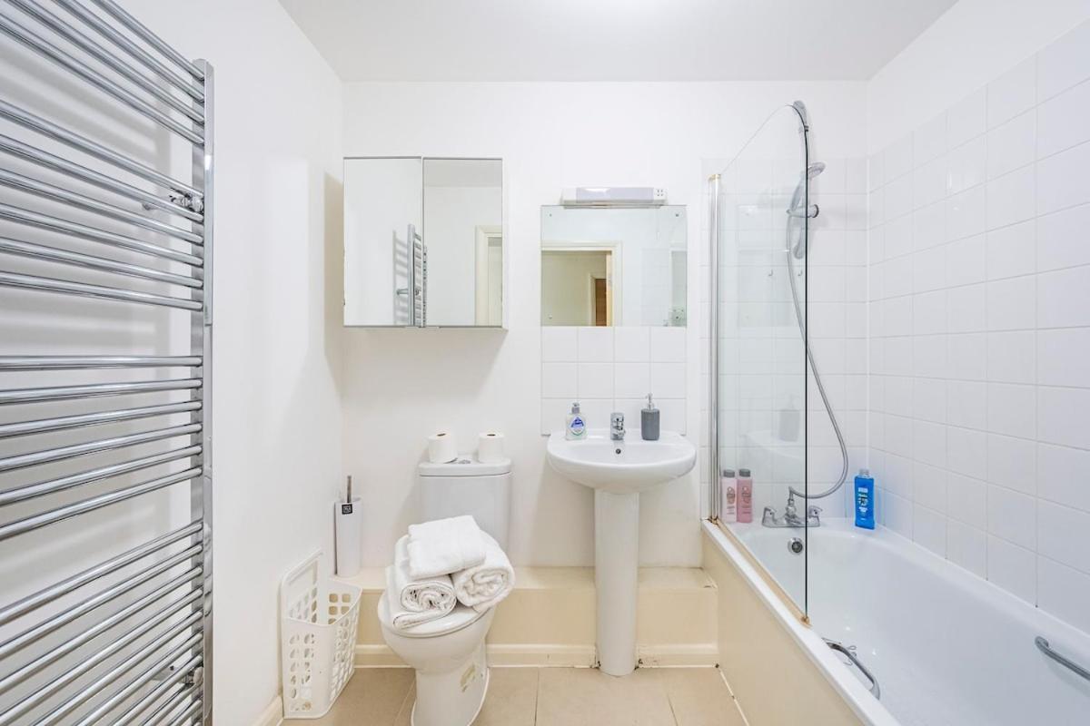 2 Bedroom , Zone 1 , 2 Mins Walk Tube , Offers , Sleeps 5 Apartment London