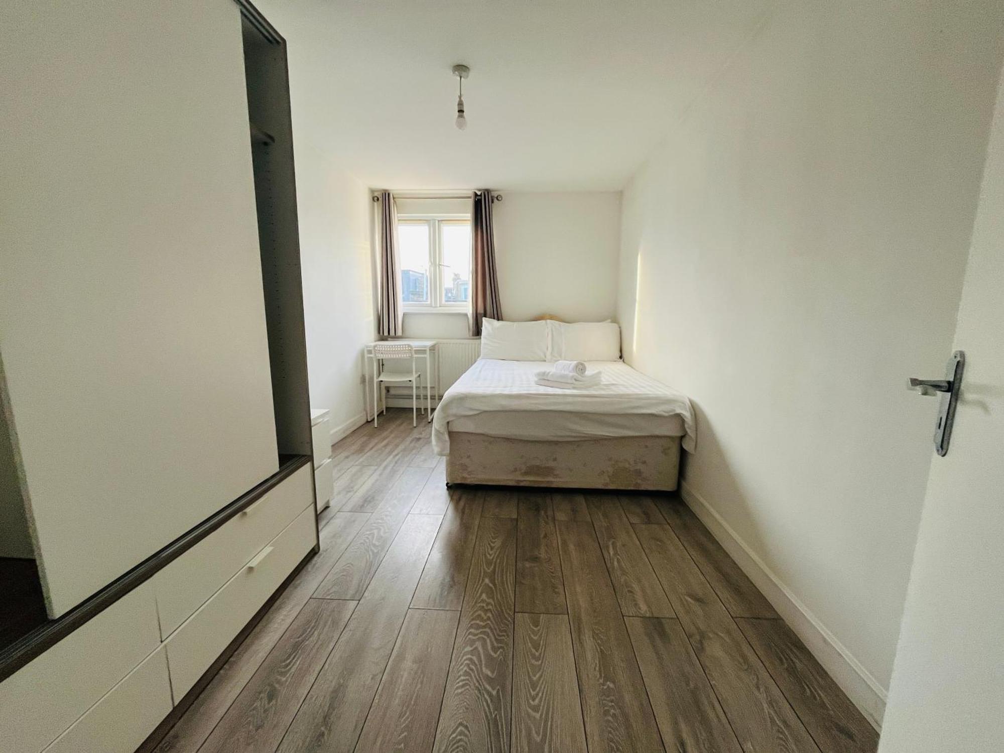 Double In Attractive Modern Victorian House * London