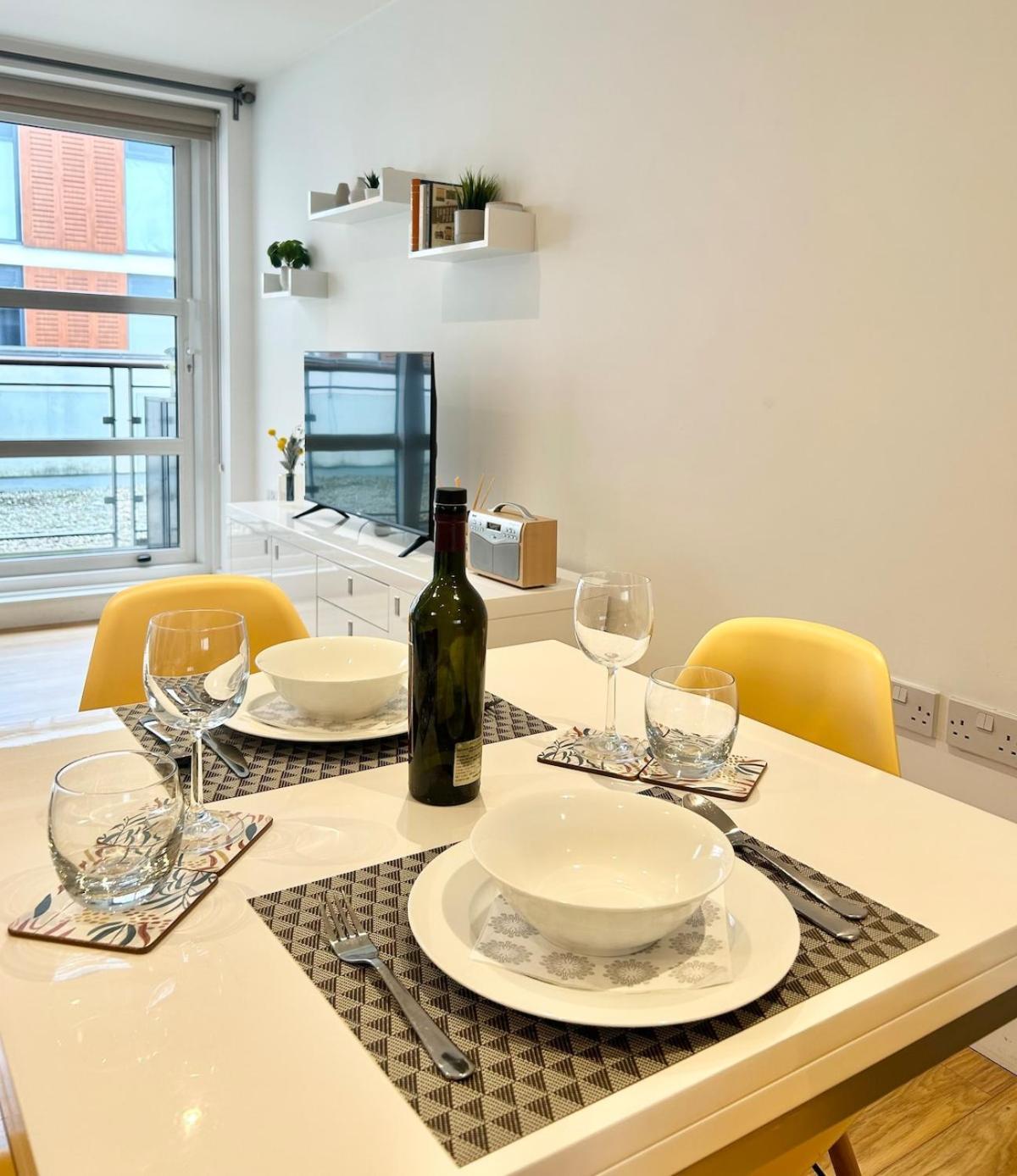 Cozy Flat By Nine Elms Station - Zone 1 - Londen